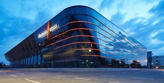 Maßstab für Energie-Effizienz im Messebau und atemberaubend im Design: die neue Halle 3A auf dem Nürnberger Messegelände. Foto: obx-news/MesseNürnberg