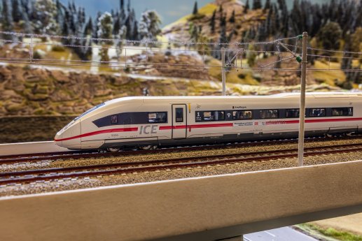 Knuffingen_ICE_im_Wunderland-scaled.jpg