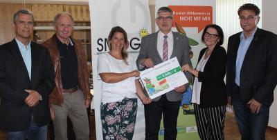 Der Vogelsbergkreis unterstützt den Verein SMOG e.V. Landrat Manfred Görig (Dritter von rechts) überreichte einen symbolischen 3.500-Euro-Scheck für das Projekt „Nicht mit mir“ an den Ersten Vorsitzenden Erwin Maisch (rechts). Die Vorstandsmitglieder (von links) Gerhard Eurich und Werner Köhler freuen sich ebenso wie die Dozentinnen des Vereins in diesem Projekt (von links) Anne Wenzl und Claudia Hank / Foto: Erich Ruhl-Bady
