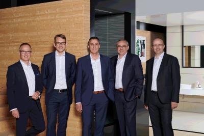 Vorstand Hansgrohe SE von links: Reinhard Mayer, Vorstand Finanzen, Stellvertretender Vorsitzender; Frank Schnatz, Vorstand Technik; Hans Jürgen Kalmbach, Vorsitzender des Vorstands; Frank Semling, Vorstand Digital, Arbeitsdirektor; Christophe Gourlan, Vorstand Vertrieb (Copyright: Hansgrohe SE / Tom Ziora)