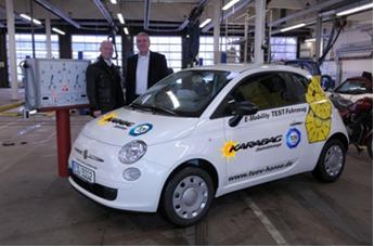 Der erste Karabag 500 Elektrik von 700 geplanten Elektro-Autos einer Flotte, die 2010 auf Deutschlands Straßen kommen wird, wurde jetzt bei TÜV Hanse geprüft und zugelassen. Im Hintergrund:TÜV Geschäftsführer Klaus Balow (r) und Unternehmer Sirri Karabag
