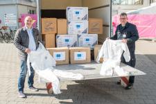 Philipp Moisei (li.) übergibt die Anzüge an Michael Zorn. Bild: Markus Kümmerle