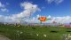 Bunte Giganten am Himmel über dem Badestrand von Dangast