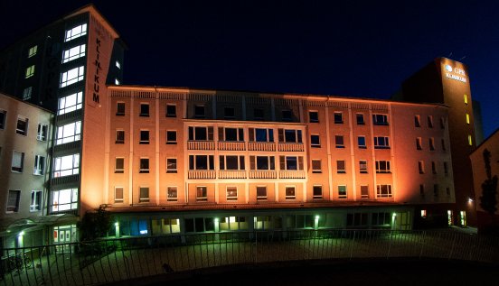 GPR Gebäude ist orange beleuchtet 01.jpg