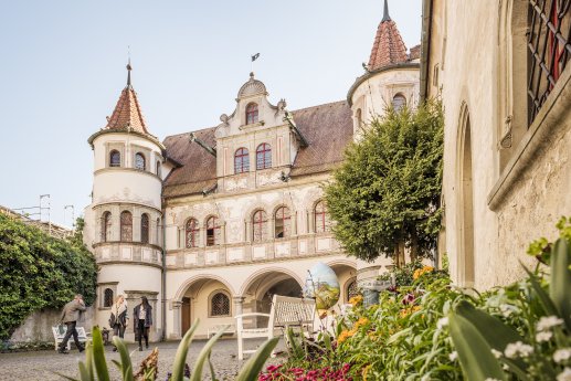 Konstanz-Altstadt-Rathaus-Bluete-01_Copyright_MTK-Dagmar-Schwelle.jpg