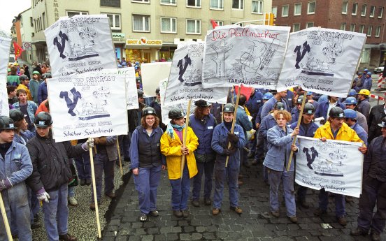 Kurt W. Hansen, Demonstration gegen den Arbeitsplatzabbau in der Schichau-Seebeckwerft Bremerhav.jpg