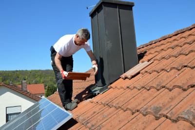 Beim DachCheck werden auch gelockerte Elemente, Einfassungen und Solarmodule unter die Lupe genommen