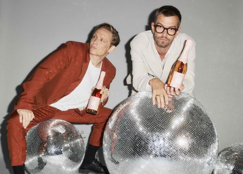 III FREUNDE_Joko Winterscheidt und Matthias Schweighöfer mit dem Pinot Noir Rosé Sekt.jpg