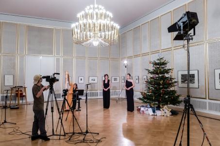 Christiane Döcker und Kathrin Göring sowie Gabriella Victoria vom Gewandhausorchester an der Harfe (c) Oper Leipzig/ Kirsten Nijhof