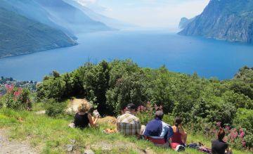 Traumblicke von Panoramawegen auf den Gardasee