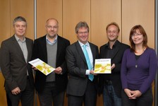 Freude nach der Vertragsunterzeichnung: Dr. Gunther Schunk (Vogel Business Media), Achim Halfmann (CSR NEWS), Stefan Rühling (Vogel Business Media), Prof. Dr. Thomas Beschorner (CSR NEWS), Ute Jaxtheimer (Vogel Business Media). Foto: Vogel Business Media