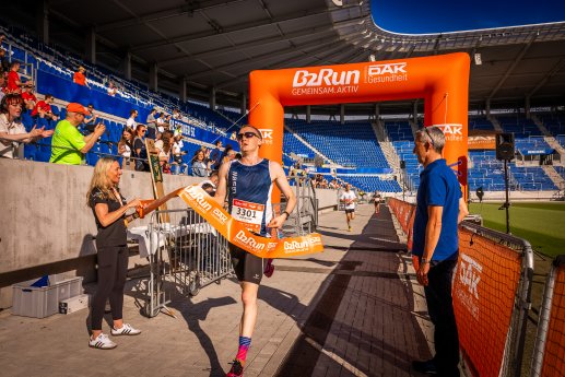 0606_Sieger Christian Muth im Ziel B2Run_Karlsruhe_02_Schuetze_072.jpg