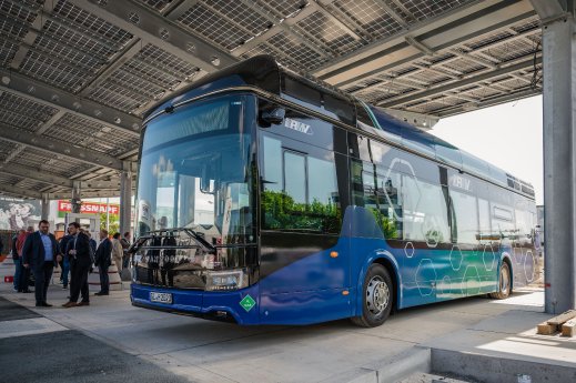 Foto 2_Raus kommt Wasserdampf Test von Brennstoffzellenbussen im Landkreis Gießen läuft.jpg