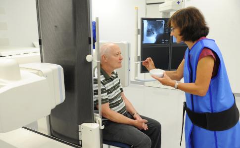 Der Schluckakt wird bei der Videofluoroskopie mittels einer Röntgendurchleuchtung genaues-tens beobachtet. Diese Diagnose bildet den Auftakt für umfassende Therapien zum Wohle des Patienten