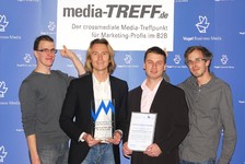 Das media-TREFF-Team von Vogel Business Media mit dem frisch errungenen Award (v.li.): Uwe Dietrich, Christian Schmitt, Danny Hübner, Matthias Dieckhoff