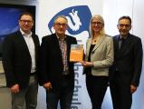 Die Digitalisierung ist ein aktuelles Thema, das alle beschäftigt. Das Foto zeigt die offizielle Vorstellung des Buches an der Hochschule Worms, v. li.: Prof. Dr. Werner König (Dekan des Fachbereichs Informatik), Prof. Dr. Thomas Barton (Herausgeber), Frau Dr. Sabine Kathke (Springer-Verlag) und Prof. Dr. Henning Kehr (Vizepräsident)