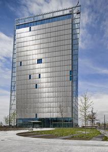 Flexible Lichtschutz-Elemente schützen die Räume im voll verglasten Weser-Tower vor der Sonnenhitze, während die Scheiben im Winter die Wärme der Sonne reinlassen