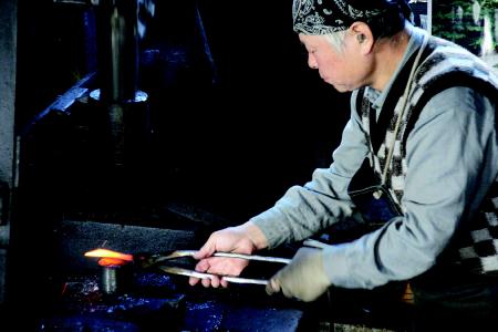 Aus der Hand des Meisters: Ein original japanisches Hocho-Messer erkennt man beispielsweise an der Signatur eines japanischen Meisterschmiedes auf der Klinge. Foto: obx-news/Dictum