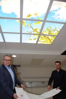 Dr. Holger Otto und Matthias Albrecht im neuen Aufwachraum des IVZ.JPG