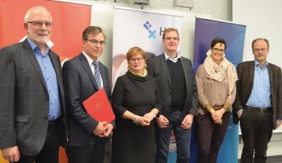 Honorarprofessor Dr. Martin Wittmaier (2.v.l.) umrahmt von Prof. Dr. Henning Albers (links), Rektorin Prof. Dr. Karin Luckey, Hans-Dieter-Wilcken, Geschäftsführer der Nehlsen-Entsorgung GmbH & Co. KG, Dekanin Prof. Ulrike Mansfeld und Prodekan Prof. Dr. Bernd Mahro