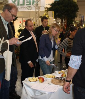 11-01-27 IPM-Apfelverkostung4.jpg