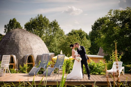 auerstedt-thueringen-sommer_hochzeit_in_der_maloca_auerstedt_brautpaar-anja_schnabel-fotograf-0.webp