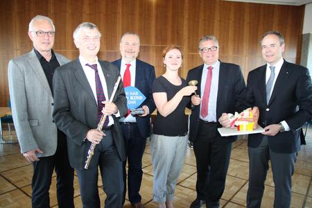 Sozialdezernent Erwin Jordan (von links), Prof. Dr. Eckart Altenmüller von der Hochschule für Musik, Theater und Medien Hannover, Dr. Martin Kinkel, Leiter Forschung und Entwicklung von KIND Hörgeräte GmbH & Co KG, Regisseurin Anne-Stine Peters, Regionspräsident Hauke Jagau und Prof. Dr. Thomas Lenarz sehen große Potenziale in der Hörregion