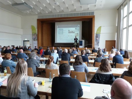 AGFK Bayern - Dr. Florian Mayer referiert über Social Media vor voll besetztem Saal in Bayreuth.jpg