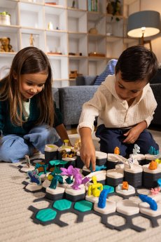 Ravensburger GraviTrax Junior - Spielszene World Boy & Girl 4.jpg