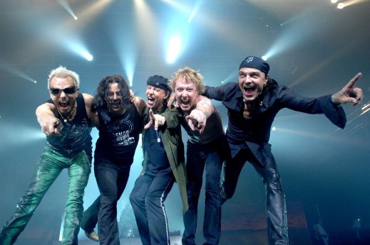 o_o_09_Scorpions_World-Tour-2010_Foto_Ross-Halfin[1].jpg