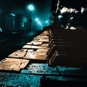 piano-impro-nights-lost-piano-in-a-dark-street.jpg