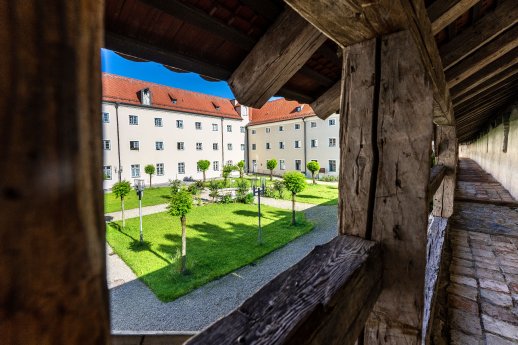 Blick vom Wehrgang der mittelalterlichen Stadtmauer in den Klosterhof c Wolfgang Ehn.jpg
