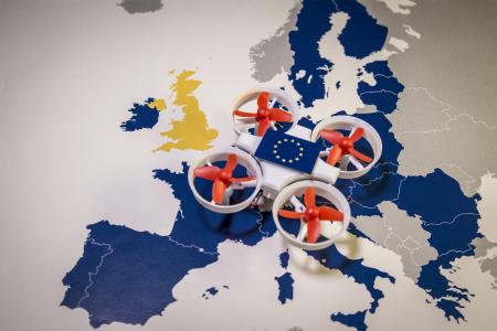 Zum 01.07.2019 treten die Durchführungsverordnung EU 2019/947 zum Betrieb von Drohnen und die delegierte Verordnung EU 2019/945 mit technischen Anforderungen an Drohnen in Kraft. Welche Auswirkungen haben sie für private und gewerbliche Drohnenpiloten in Deutschland? Die Kopter-Profis fassen die wichtigsten Neuerungen zusammen: www.kopter-profi.de/drohnen-gesetze-eu