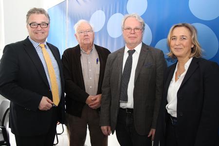 Regionspräsident Hauke Jagau (links) und KRH-Geschäftsführerin Barbara Schulte mit den beiden Ombudsmännern Prof. Dr. Horst Callies (Zweiter von links) und Dr. Dietrich Storp