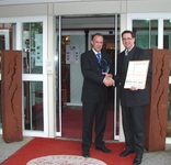 Direktor Sebastian J. Ott (rechts) freut sich über die Auszeichnung „Bestes getestetes Hotel 2010“ für das Landhaus „Zu den Rothen Forellen“ durch Unternehmensberater Ralf Müller (links).