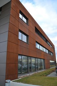 Die vorgehängte Fassade wird zum architektonischen Gestaltungselement mit dem „Nebeneffekt“ der Wärmedämmung