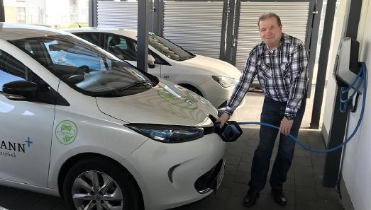 Bei Feldmann Zahntechnik in Bremen betankt Fuhrparkleiter Jürgen Steenbock die Elektro-Autos mit Strom vom eigenen Firmendach.