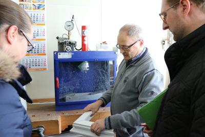 Hans Wolf bei der Materialprüfung: Bei welchem Druck bricht das Profil und an welcher Stelle?