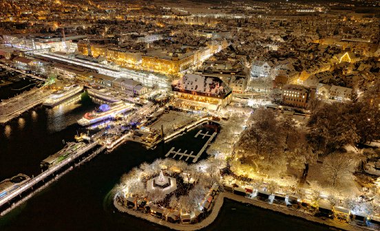 Konstanz-Stadtgarten-Konzilmole-Hafen-Konzil-Weihnachtsschiff-Weihnachtsmarkt-Schnee-Luftb.jpeg