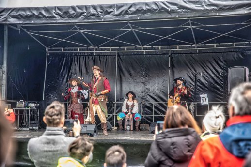 Greetsieler PiratenzauberCCBYSA Peter Palkowski Bühne Band.jpg