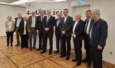 Gäste
v. l. n. r: die Vorsitzende der Stiftung „Kuhländler Archiv mit Heimatstube“, Ruth Junkert, der Vorsitzende der Alten Heimat – heimattreuer Kuhländer, Dr. Dieter Bruder, Kreisobfrau Waltraud Illner, Landesobmann, Bürgermeister Klaus Hoffmann, Gedenkredner Andreas Schütze, CDU-Stadtrat Dr. Klaus Nopper, das Mitglied der SL-Bundesversammlung, Peter Sliwka, der UdVF-Landesvorsitzende, Christoph Zalder, , Franz Longin MdL a.D., Konrad Epple MdL, Hartmut Liebscher BdV-Landesvorsitzender