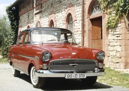 Opel Kapitän, Baujahr 1956: Wuchtige Frontpartie und Zweifarblackierung, welche der Fahrzeuglinie eine besondere Dynamik verleiht