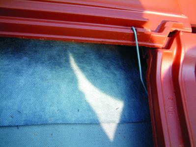 Die Windsogsicherung z. B. mit solchen Sturmklammern ist seit 1.3.2011 verbindlich vorgeschrieben