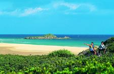 Radler an der Küste Sardiniens, Italien