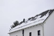 Schnell abtauender Schnee auf dem Dach kann ein erster Hinweis auf einen Optimierungsbedarf der Dämmung sein.