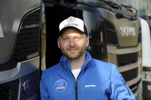 Stefan Spengler tritt als deutscher Sieger beim Europafinale der Scania Driver Competitions.jpg