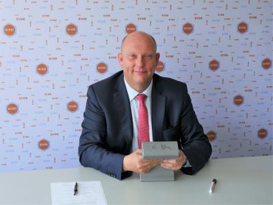 Foto: Michael Gilka, Dipl.-Betriebswirt, Hauptgeschäftsführer der Bundesvereinigung Mittelständischer Bauunternehmen e. V. (BVMB) bei der Unterzeichnung des Schienenpaktes