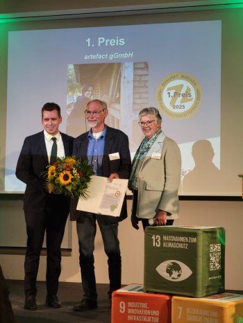 Verleihung des Nachhaltigkeitspreises Schleswig-Holstein  an artefact (Staatssekretär .Joschka K.jpg