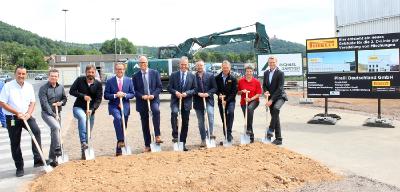 Beim Spatenstich v.l.: Josef Ripperger, Leiter Facility Management Pirelli, Felix Fröhlich, Leiter Fertigungsbereich Rohbetrieb Pirelli, Frank Böhlmann, Oberbauleiter Firma Michael Gärtner, Michael Schwöbel, Geschäftsführer Zentralfunktionen, Jörg Springer, Bürgermeister der Stadt Breuberg, Michael Wendt, Vorsitzender der Geschäftsführung Pirelli, Christian Grünewald, Vorsitzender des Betriebsrates Pirelli, Roland Jung, Direktor Manufacturing Pirelli, Brigitte Pötzl, Leiterin Projektmanagement P