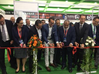 Götz Schmiedeknecht, CEO der Salamander Gruppe, und Tobias Klinkhammer, Director Salamander Window and Door Systems, eröffneten mit einem feierlichen Bandschnitt die Messe ZAK in Mumbai / Bildquelle: Salamander Industrie-Produkte GmbH